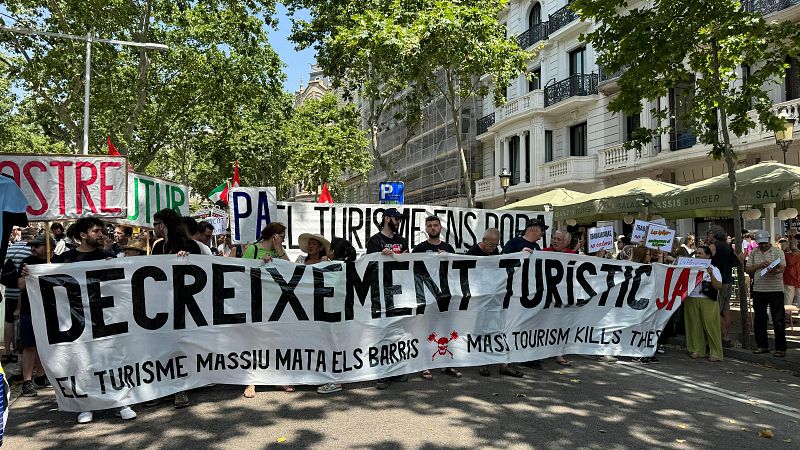 Centenars de persones protesten contra la turistificació a Barcelona