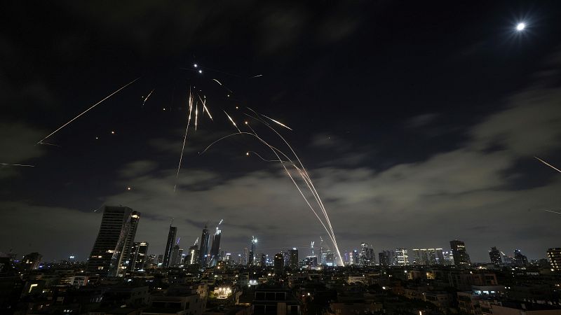 Crónica internacional -  Israel continúa atacando objetivos militares y nucleares en Irán. Recibe como respuesta oleadas de ataques iraníes