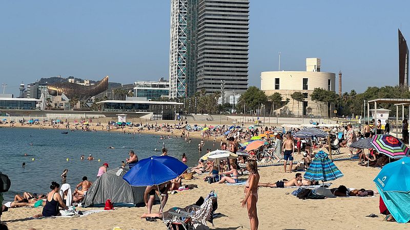 Barcelona reobre les platges amb normalitat després de la revetlla de Sant Joan | Marga Esparza