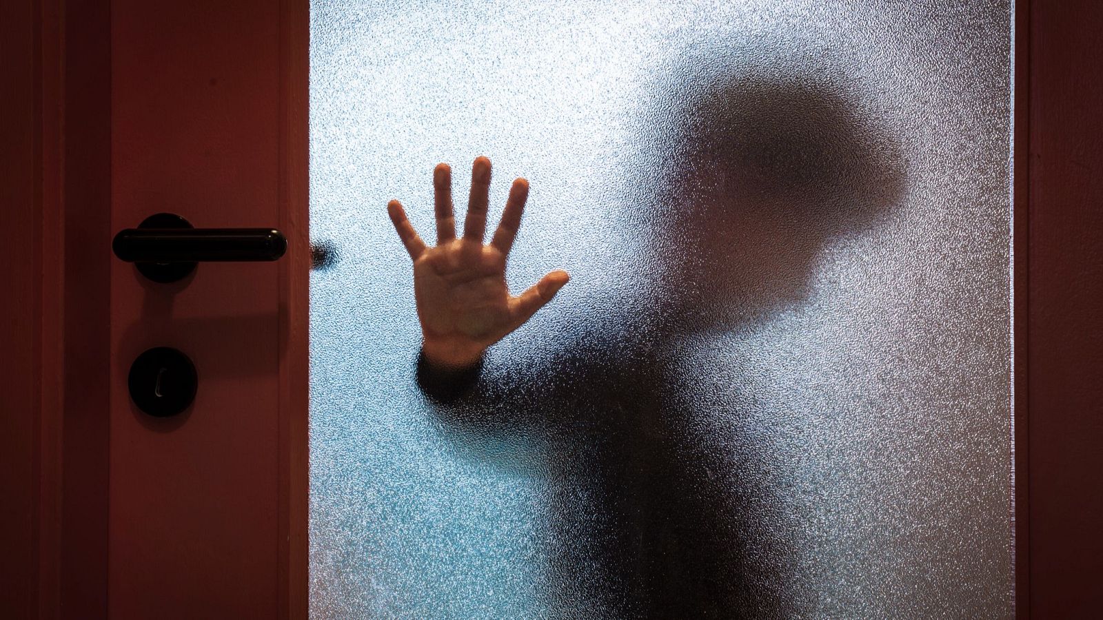 La mitad de las mujeres que están en el sistema VioGén tienen menores a su cargo: "Las hemos abandonado" - Escuchar ahora