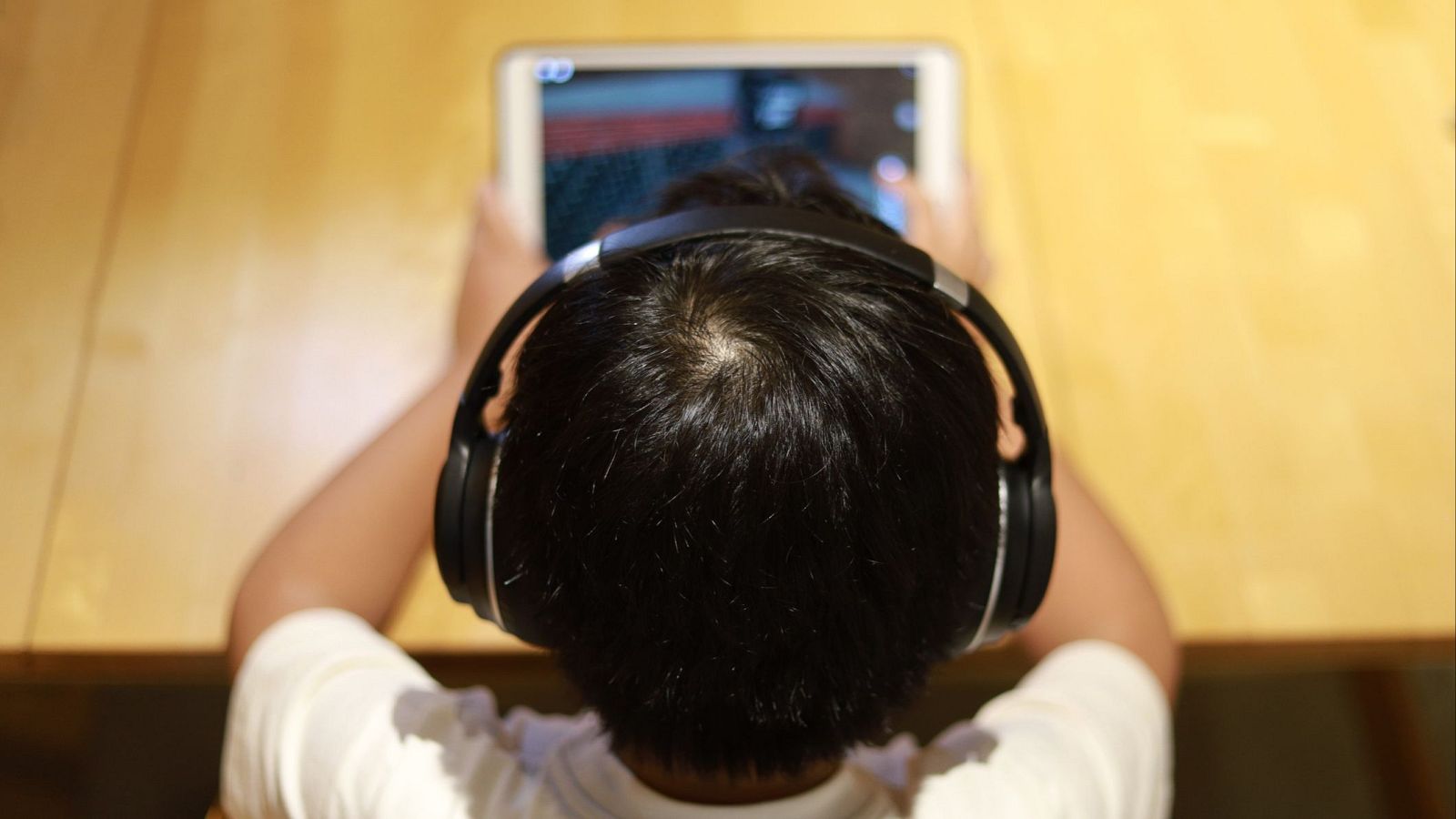 Soledad infantil en verano: llaves de casa y pantallas infinitas a su disposición - Más cerca | Escuchar