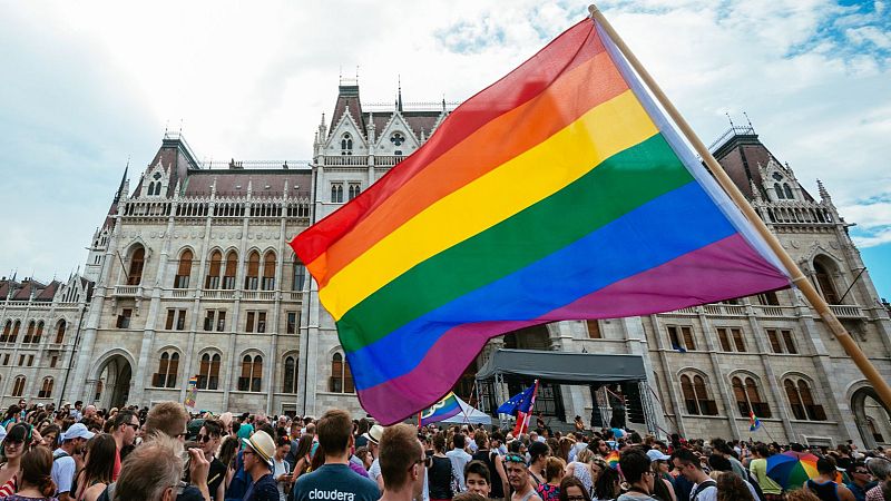 Las mañanas de RNE - Mamen Asencio - LGTBIQ+: "La mitad del planeta todavía nos considera ilegales"
