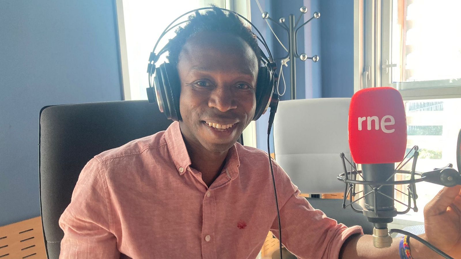 No es un día cualquiera - "En el país de los blancos" con Ousman Umar - No es un día cualquiera | Escuchar