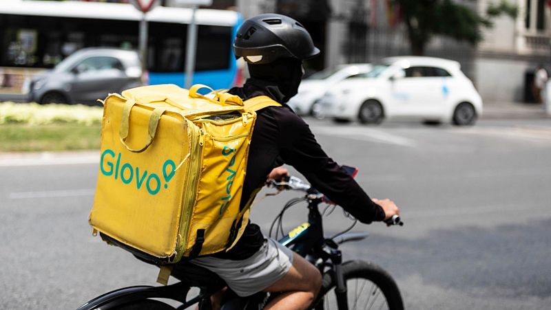 De nit - Glovo contracta 14.000 repartidors després de ser condemnada a regularitzar-los - De nit | Escoltar