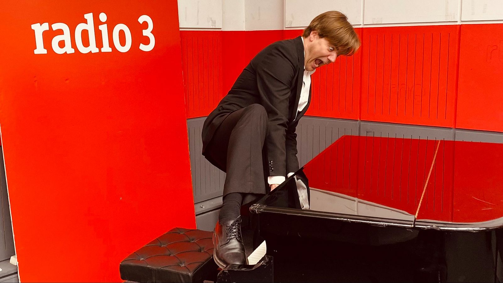 Con Howlin' Pelle Almqvist, de The Hives