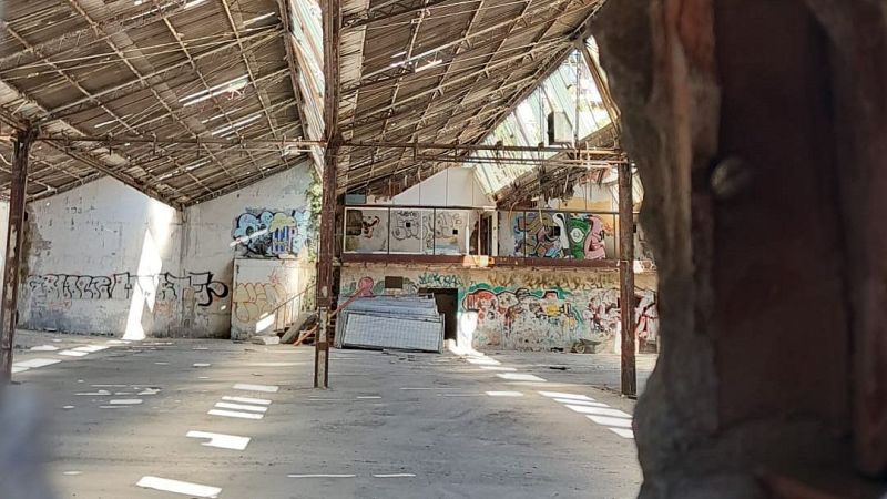 El derribo de un almacén con amianto pone en alerta a los vecinos de Doctor Esquerdo 138 - Madrid Informativos - RNE | Escuchar