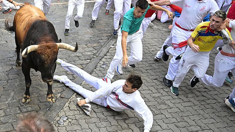 Primer encierro de San Fermín 2025: accidentado y con la manada dividida - Sanfermines en RNE | Escuchar