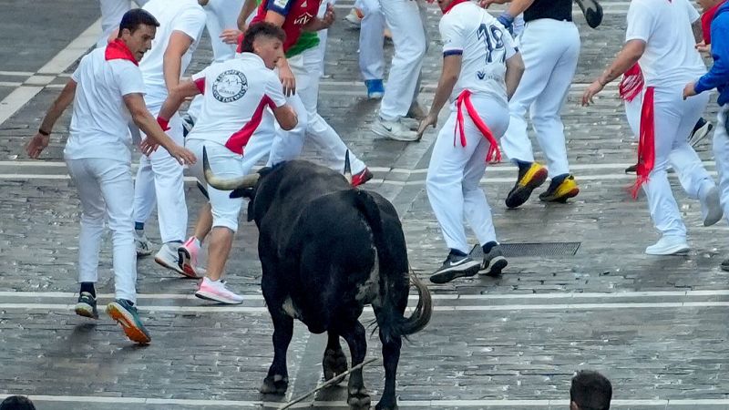 Segundo encierro de San Fermín 2025: Largo y peligroso por 'Caminante', un toro de 575 kilos que se ha quedado descolgado - Escuchar ahora
