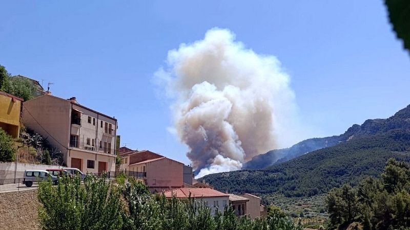 El incendio forestal en Paüls ha arrasado más de 2.000 hectáreas: "Estamos preocupados porque el viento no afloja"