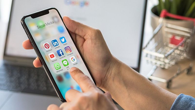 Gairebé el 98% dels joves ha patit violència sexual digital sent menor segons Save The Children - De nit | Escoltar