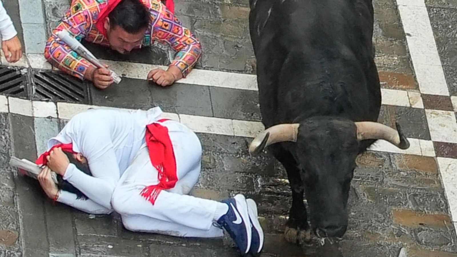 El tercer encierro deja una carrera rapidísima y atropellada | RNE Audio - Sanfermines en RNE | Escuchar
