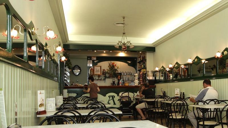 Un segle servint coca i records: el cafè de Girona que enamora Ada Parellada