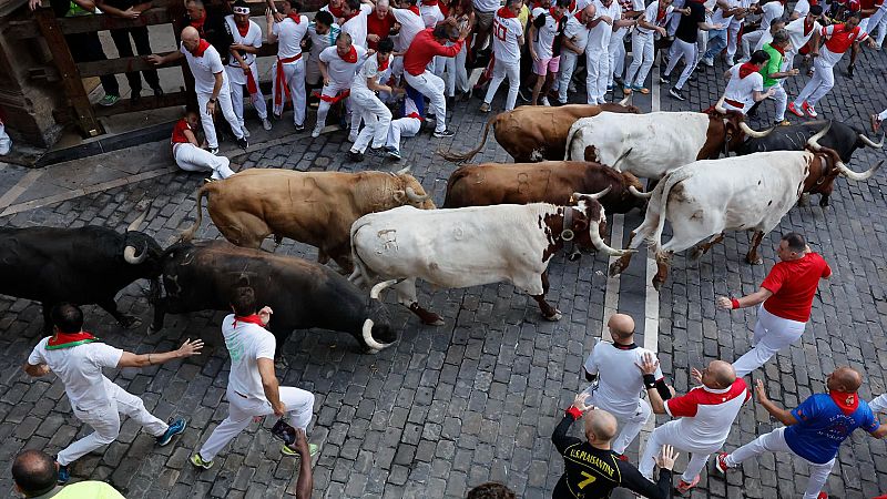 Quinto encierro: los Jandilla se transforman de peligrosos a rápidos - Sanfermines en RNE | Escuchar