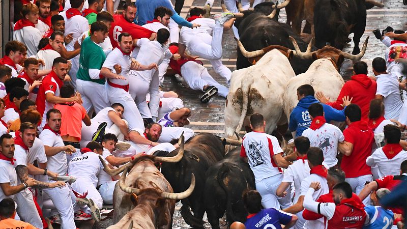 Séptimo encierro: rápido y tenso con toros de La Palmosilla - Sanfermines en RNE | Escuchar