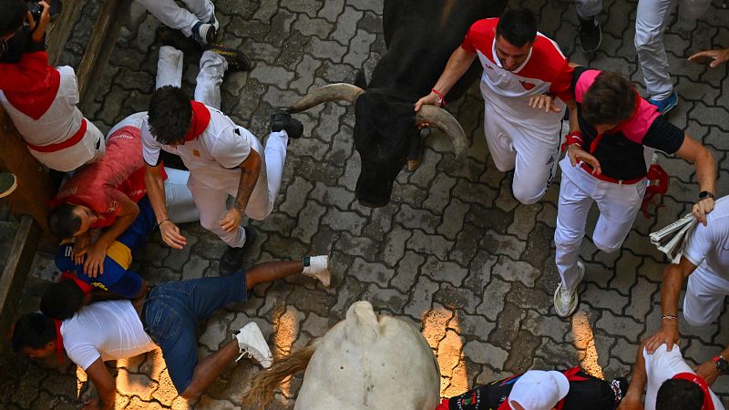 Último encierro de San Fermín 2025: Los Miura ponen el broche final en el encierro más rápido - Escuchar ahora