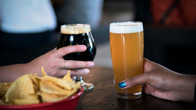 L'alcohol afecta més les dones tot i consumir-ne menys