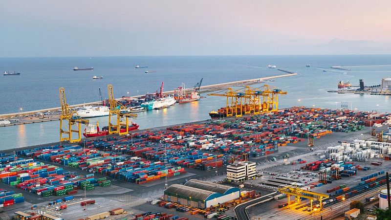 Mes creueristes i mercaderies al Port de Barcelona