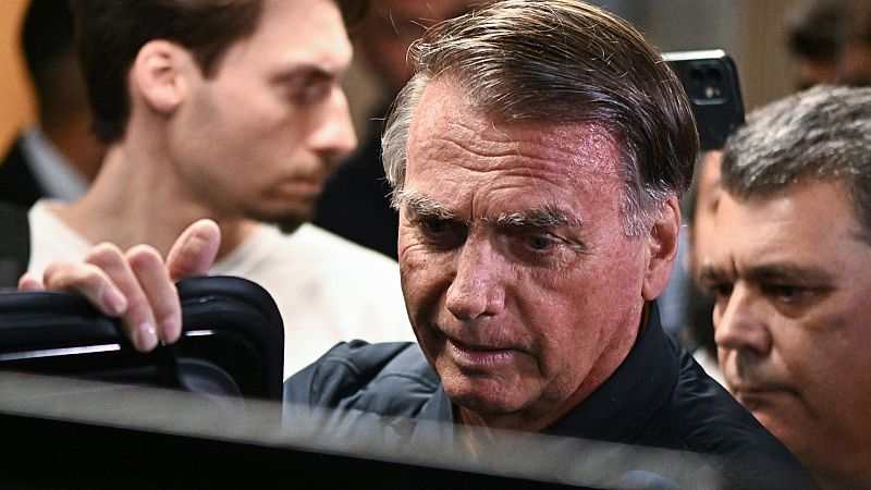 El Supremo de Brasil amenaza con prisión a Jair Bolsonaro - Hora América | Escuchar