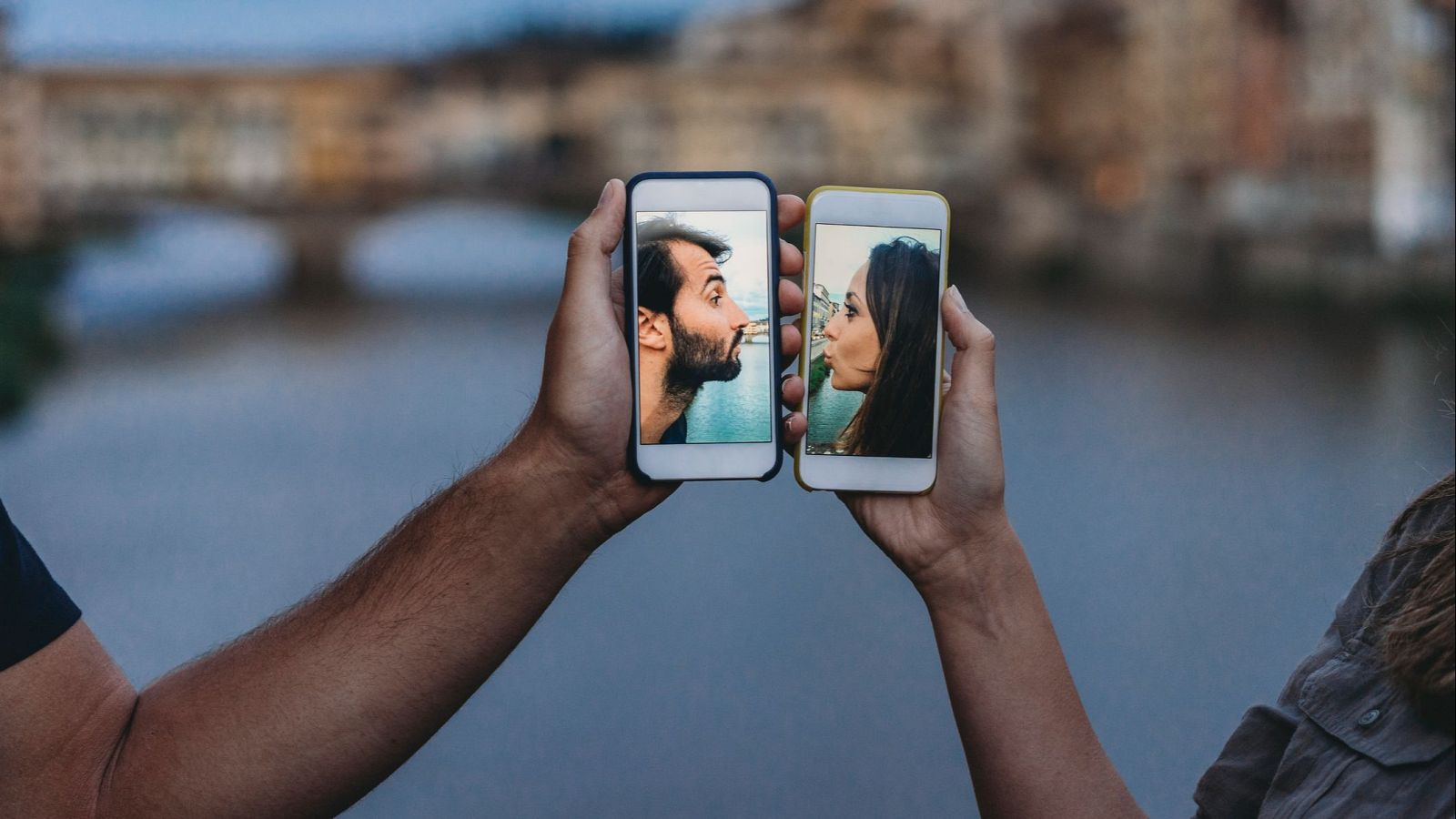 Las mañanas de RNE - Emparejarse en la sociedad digital - Las mañanas de RNE con Mamen Asencio | Escuchar