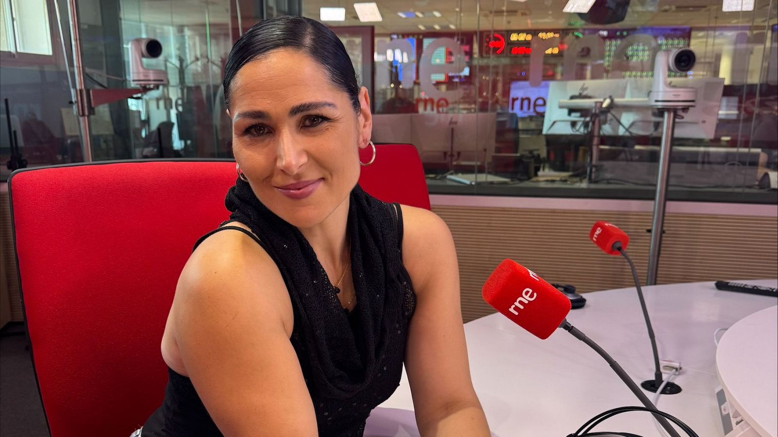 No es un día cualquiera - Rosa López presenta su nuevo álbum, '12 diamantes negros' | Escuchar