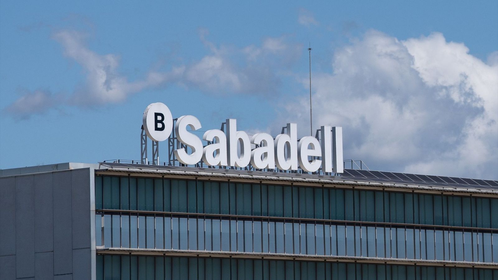 Nou pas del Sabadell per aturar l'OPA del BBVA