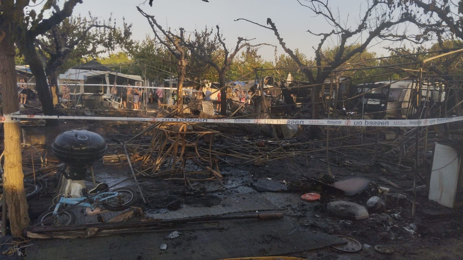 Evacuades 1700 persones d'un doble incendi a un càmping del Vendrell
