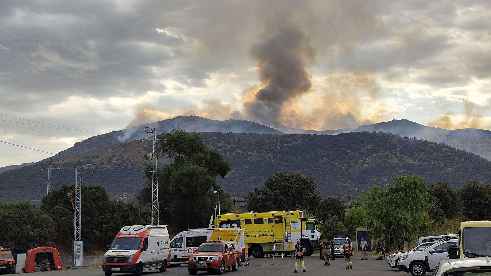 "Estábamos todos los vecinos de mi pueblo sin poder respirar" - Las mañanas de RNE | Escuchar