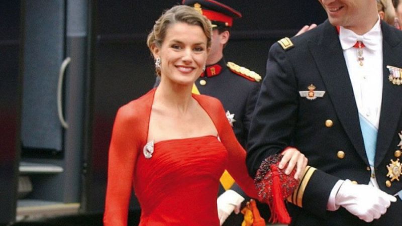 Las mañanas de RNE - Emma Hernández - ¿Por qué deslumbró el vestido rojo de Letizia en 2004? - Escuchar ahora