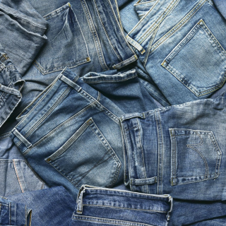 Pantalones vaqueros en todo armario