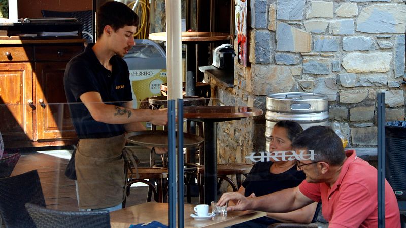 L'hostaleria, un motor econòmic amb sous baixos i temporalitat