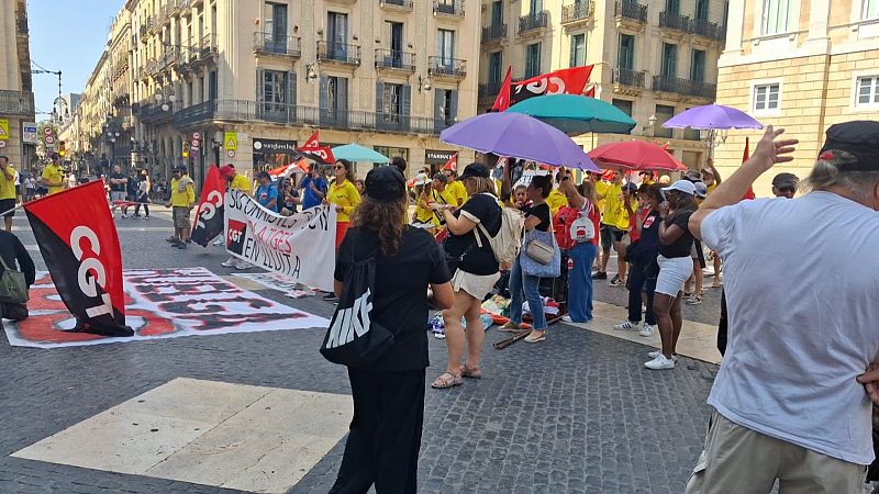 Els socorristes de Barcelona fan pressió a l'Ajuntament | MARGA ESPARZA