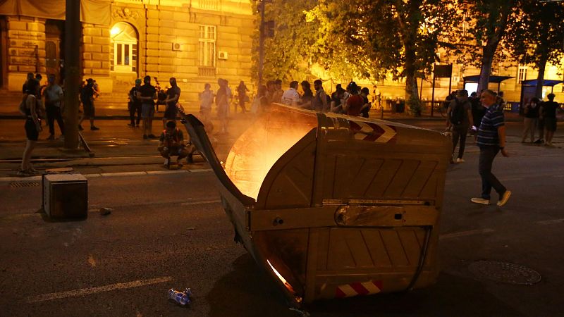 Cinco continentes - Vucic responde con dureza a las protestas en Serbia - Escuchar ahora