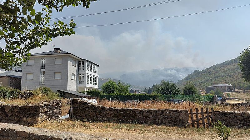De alojar turistas a acoger evacuados por el fuego en Sanabria | Escuchar
