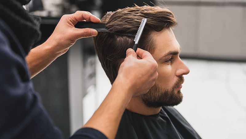 'Kicortaos': la peluquería de un joven emprendedor en Carabanchel - Mediodía en RNE | Escuchar