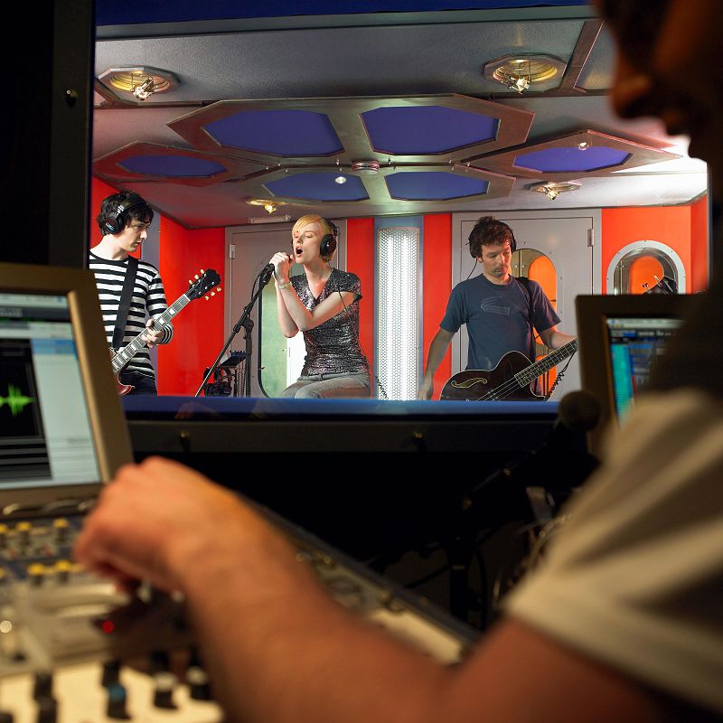 RTVE Instituto: Casi 6 décadas formando a profesionales del audiovisual - Escuchar