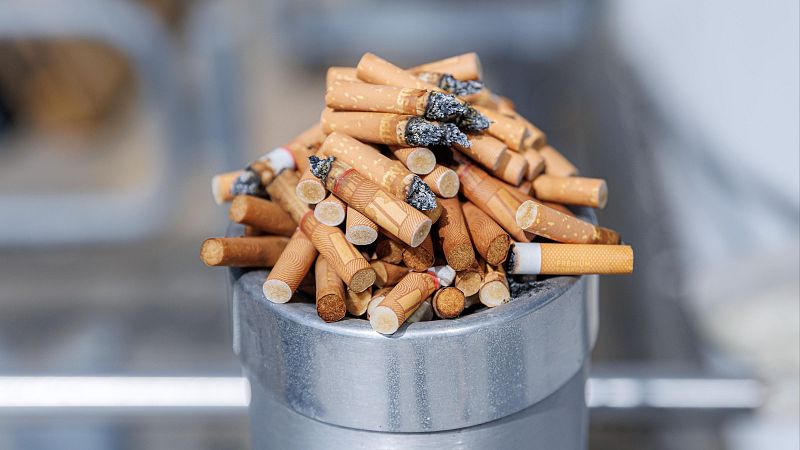 Empaquetado genérico o subida de precios: las ausencias de la ley antitabaco - Mediodía en RNE | Escuchar