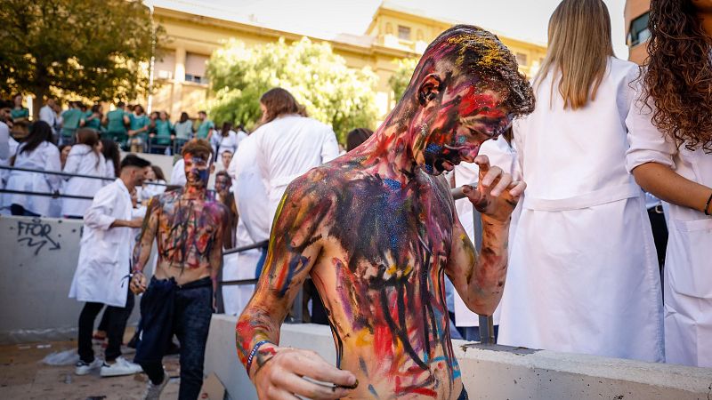 Los colegios mayores de Madrid refuerzan las medidas antinovatadas | RNE Audio - Mediodía en RNE | Escuchar