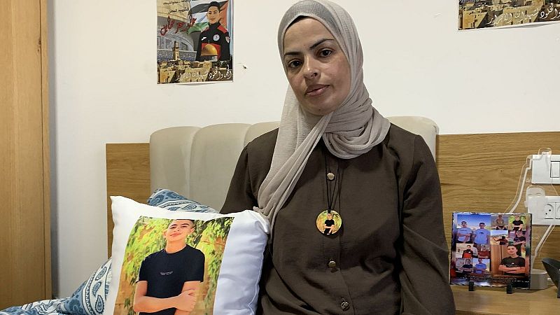 "No dejaron a su madre, ni a su familia, ni a nadie llegar a él"-Escuchar ahora