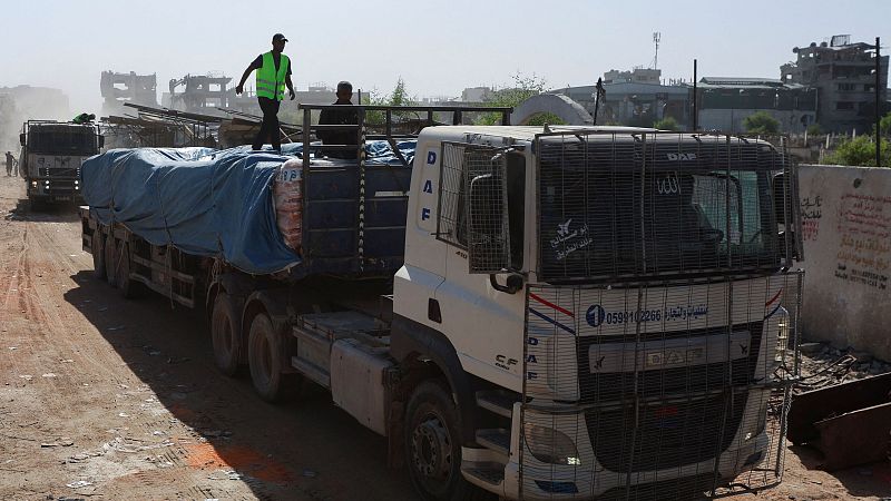 La ayuda humanitaria comienza a entrar en Gaza por el paso de Rafah - 14 horas fin de semana | Escuchar