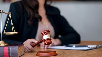 La justicia no es inmune al machismo: juezas cuestionadas por ser mujeres - Mediod�a en RNE | Escuchar