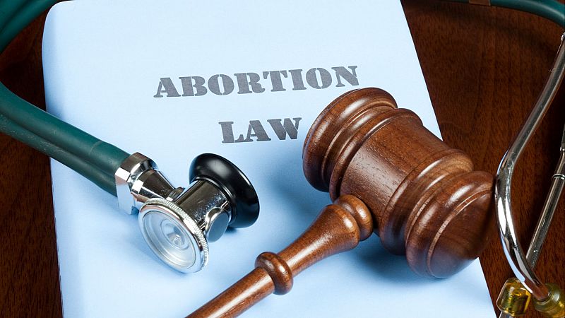 ¿Qué riesgos podría tener blindar el derecho al aborto en el artículo 43 de la Constitución? - Mediodía en RNE | Escuchar