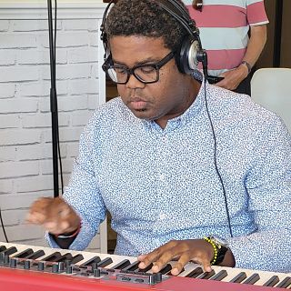 Iván 'Melón' Lewis, el pianista que vuela alto