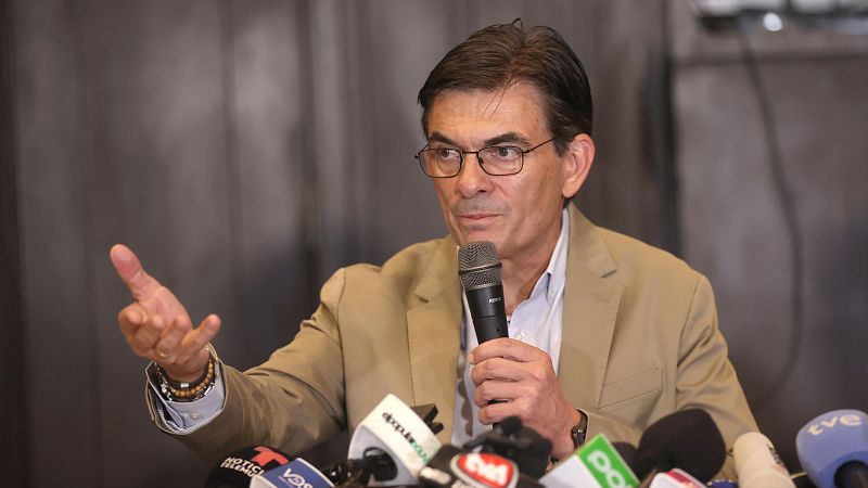 Giro político en Bolivia con la victoria de Rodrigo Paz - Hora América | Escuchar