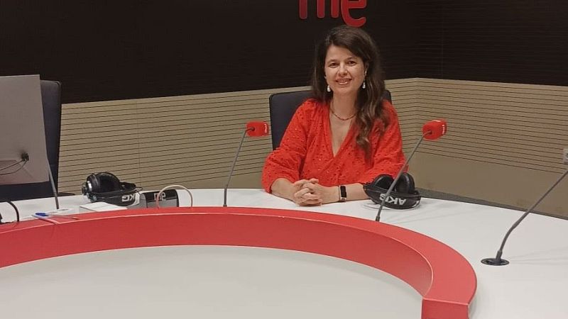 No es un día cualquiera - Dialenguando con Lola Pons | Escuchar