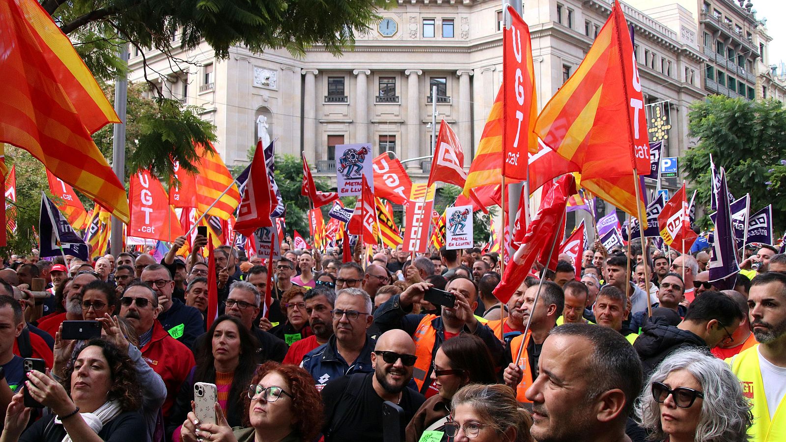 Talls, piquets i milers de treballadors al carrer a la primera vaga del metall a Barcelona | Escoltar