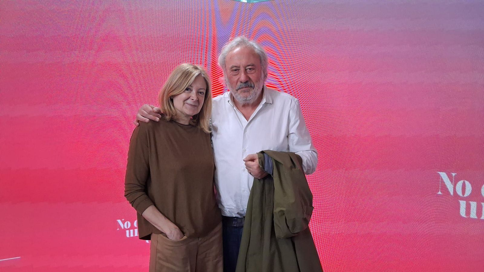 Pepa Fernández y el escritor, Julio Llamazares.