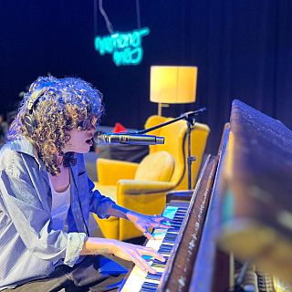 Alice Wonder en el pas de las maravillas