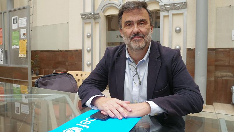 José María Vera (Unicef): "Prohibirle los móviles a menores no va a acabar con los riesgos" - Mediodía en RNE | Escuchar