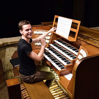 Nathan Laube interpreta a Bach y Liszt