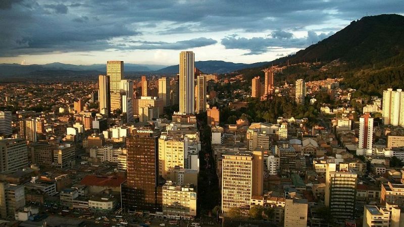 Viatgeu, que el mn s'acaba: Bogot, ciutat sobre el tall - Sn 4 dies | Escuchar